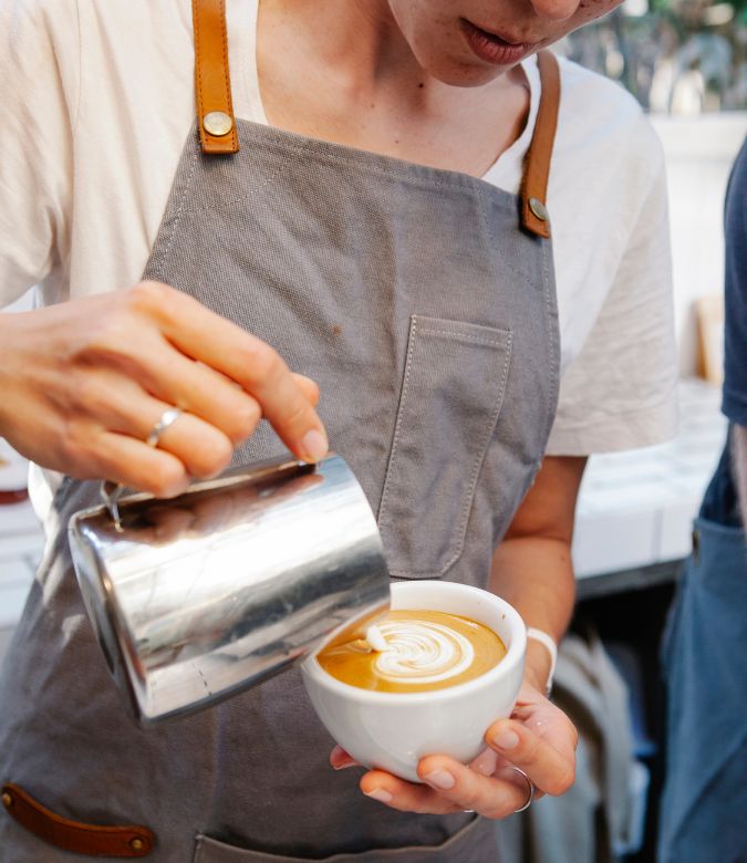 Barista haciendo cafe