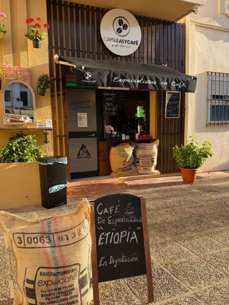 fachada capsulas y cafe